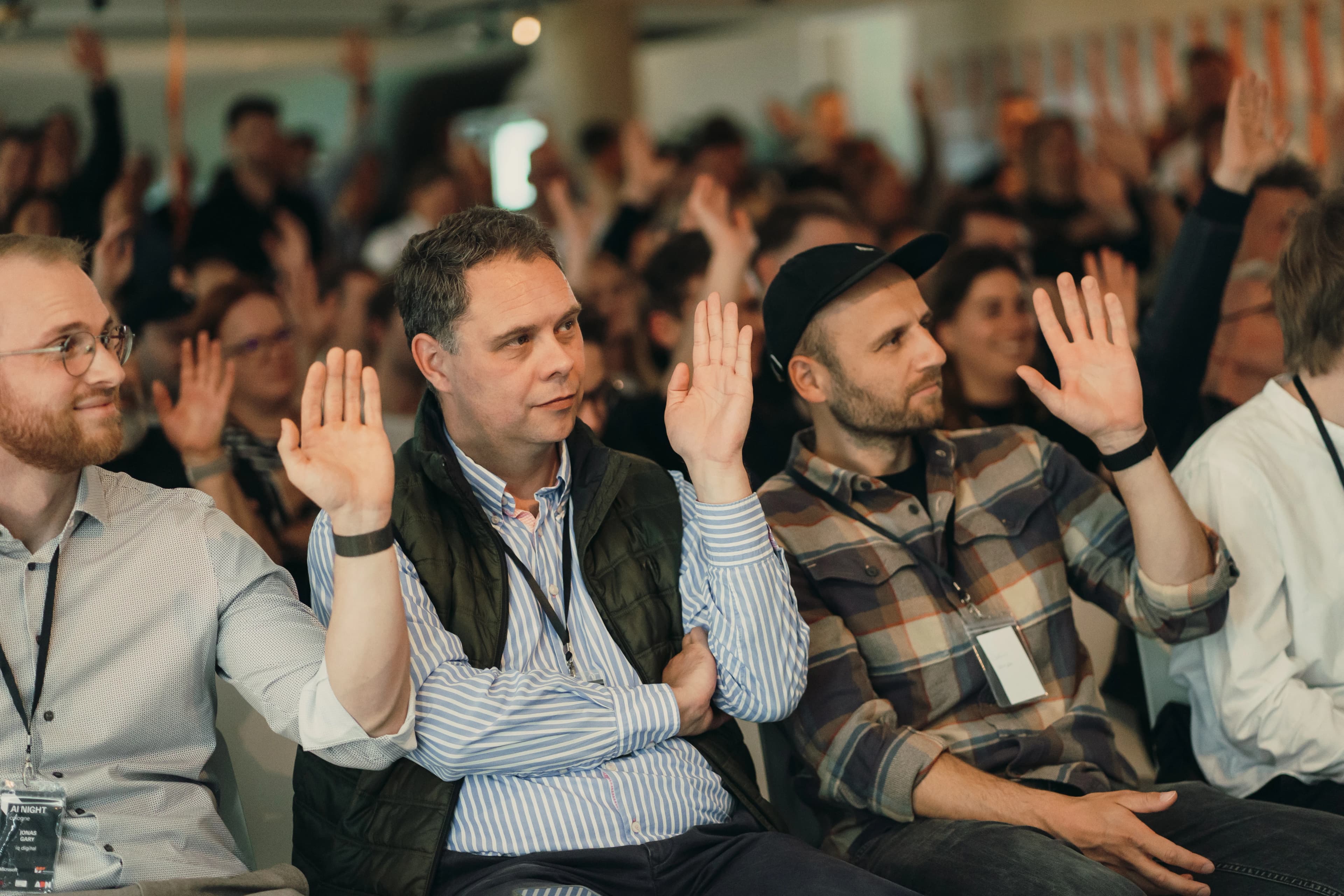 Führungskräfte bei AI Tagung in Diskussionsrunde